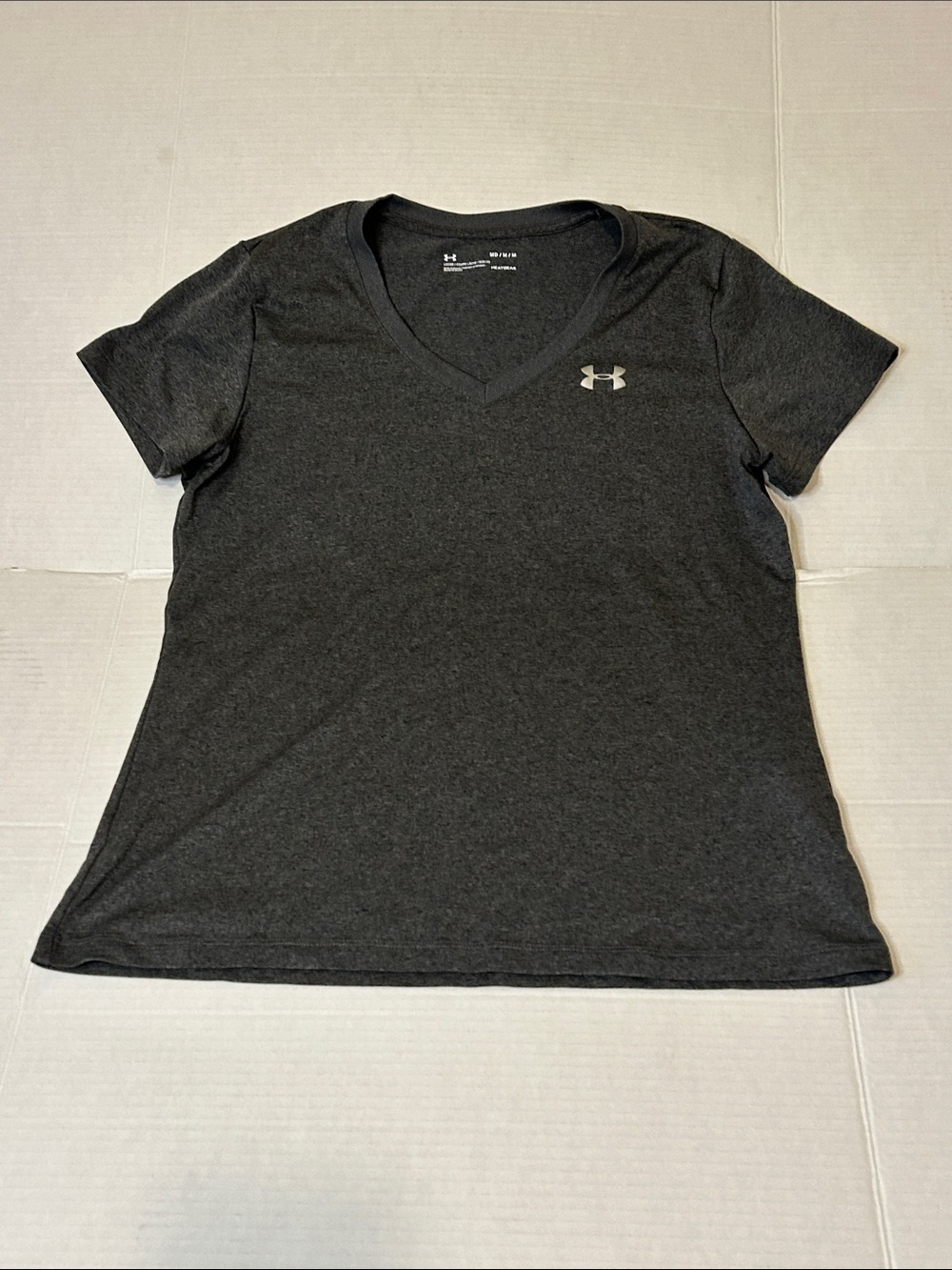 Under Armour Med. Women's Dark Charcoal V-Neck Short Sleeve Tee
Loose fit